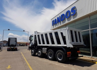 Camión dumper 
Iveco ASTRA HD9 86.50 8×6, 
eje delantero Kessler, 
un motor CURSOR 13 de 500cv,
cambio ASTRONIC con INTARDER 
y con 35 Tn de capacidad de carga, 
 un tiempo de transporte más reducido, 
un consumo de combustible menor 
y un coste de transporte por tonelada más bajo. 
De ahí que muchas explotaciones, al conocer las ventajas de estas unidades, estén  renovando su flota por este tipo de camiones.  - Motor Cursor 13, 500cv
- Cambio Astronic 16v con Intarder
- Eje delantero KESSLER.
- Caja transfer STEYR VG2700
- Neumáticos Michelin 325/95R24
- Aire acondicionado.
- Visera.
- Avisador acústico marcha atrás.
- Barras estabilizadoras en todos los ejes.
- Espejos eléctricos y calefactados.
- Asiento con suspensión neumática.
- Ventanas traseras en cabina.
- Radio Bluetooth.
- ABS y ASR of-road.
- 5º punto de sujeción del cambio.
- Escalón de inspección.
- Protector del radiador.
- Sistema de adblue calefactado.
- Camara trasera con pantalla en cabina.  Camión caja volquete CANTONI de 20m3.