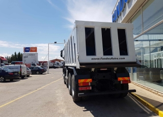 Camión dumper 
Iveco ASTRA HD9 86.50 8×6, 
eje delantero Kessler, 
un motor CURSOR 13 de 500cv,
cambio ASTRONIC con INTARDER 
y con 35 Tn de capacidad de carga, 
 un tiempo de transporte más reducido, 
un consumo de combustible menor 
y un coste de transporte por tonelada más bajo. 
De ahí que muchas explotaciones, al conocer las ventajas de estas unidades, estén  renovando su flota por este tipo de camiones.  - Motor Cursor 13, 500cv
- Cambio Astronic 16v con Intarder
- Eje delantero KESSLER.
- Caja transfer STEYR VG2700
- Neumáticos Michelin 325/95R24
- Aire acondicionado.
- Visera.
- Avisador acústico marcha atrás.
- Barras estabilizadoras en todos los ejes.
- Espejos eléctricos y calefactados.
- Asiento con suspensión neumática.
- Ventanas traseras en cabina.
- Radio Bluetooth.
- ABS y ASR of-road.
- 5º punto de sujeción del cambio.
- Escalón de inspección.
- Protector del radiador.
- Sistema de adblue calefactado.
- Camara trasera con pantalla en cabina.  Camión caja volquete CANTONI de 20m3.