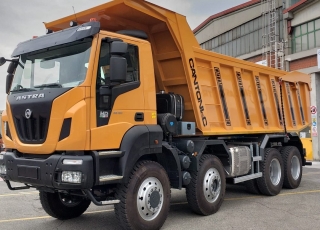 Camión dumper
Iveco ASTRA HD9 86.50 8×6,
Todos ejes Kessler,
Un motor CURSOR 13 de 500cv,
Cambio Allison con RETARDER,
GVW de 60Tn.  - Caja transfer STEYR VG2700
- Neumáticos Michelin 325/95R24
- Aire acondicionado.
- Visera.
- Avisador acústico marcha atrás.
- Barras estabilizadoras en todos los ejes.
- Espejos eléctricos y calefactados.
- ABS y ASR of-road.
- Bloqueos diferenciales, incluso primer eje.
- Cierre centralizado.
- Asiento con suspensión neumática.
- Luces Antinieblas.
- Ventanas traseras en cabina.
- Ballestas reforzadas.
- Luces rotativas naranjas.
- Escalón de inspección.
- Protector del radiador.
- Radio Bluetooth.
- Deposito ad-blue calefactado.
- Rejillas en pilotos.  Camión caja volquete CANTONI de 22m3, reforzada con acero Hardox 450 en suelo 10mm y laterales 8mm.