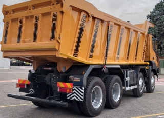 Camión dumper
Iveco ASTRA HD9 86.50 8×6,
Todos ejes Kessler,
Un motor CURSOR 13 de 500cv,
Cambio Allison con RETARDER,
GVW de 60Tn.  - Caja transfer STEYR VG2700
- Neumáticos Michelin 325/95R24
- Aire acondicionado.
- Visera.
- Avisador acústico marcha atrás.
- Barras estabilizadoras en todos los ejes.
- Espejos eléctricos y calefactados.
- ABS y ASR of-road.
- Bloqueos diferenciales, incluso primer eje.
- Cierre centralizado.
- Asiento con suspensión neumática.
- Luces Antinieblas.
- Ventanas traseras en cabina.
- Ballestas reforzadas.
- Luces rotativas naranjas.
- Escalón de inspección.
- Protector del radiador.
- Radio Bluetooth.
- Deposito ad-blue calefactado.
- Rejillas en pilotos.  Camión caja volquete CANTONI de 22m3, reforzada con acero Hardox 450 en suelo 10mm y laterales 8mm.