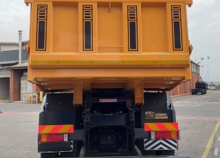 Camión dumper
Iveco ASTRA HD9 86.50 8×6,
Todos ejes Kessler,
Un motor CURSOR 13 de 500cv,
Cambio Allison con RETARDER,
GVW de 60Tn.  - Caja transfer STEYR VG2700
- Neumáticos Michelin 325/95R24
- Aire acondicionado.
- Visera.
- Avisador acústico marcha atrás.
- Barras estabilizadoras en todos los ejes.
- Espejos eléctricos y calefactados.
- ABS y ASR of-road.
- Bloqueos diferenciales, incluso primer eje.
- Cierre centralizado.
- Asiento con suspensión neumática.
- Luces Antinieblas.
- Ventanas traseras en cabina.
- Ballestas reforzadas.
- Luces rotativas naranjas.
- Escalón de inspección.
- Protector del radiador.
- Radio Bluetooth.
- Deposito ad-blue calefactado.
- Rejillas en pilotos.  Camión caja volquete CANTONI de 22m3, reforzada con acero Hardox 450 en suelo 10mm y laterales 8mm.