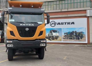 Camión dumper
Iveco ASTRA HD9 86.50 8×6,
Todos ejes Kessler,
Un motor CURSOR 13 de 500cv,
Cambio Allison con RETARDER,
GVW de 60Tn.  - Caja transfer STEYR VG2700
- Neumáticos Michelin 325/95R24
- Aire acondicionado.
- Visera.
- Avisador acústico marcha atrás.
- Barras estabilizadoras en todos los ejes.
- Espejos eléctricos y calefactados.
- ABS y ASR of-road.
- Bloqueos diferenciales, incluso primer eje.
- Cierre centralizado.
- Asiento con suspensión neumática.
- Luces Antinieblas.
- Ventanas traseras en cabina.
- Ballestas reforzadas.
- Luces rotativas naranjas.
- Escalón de inspección.
- Protector del radiador.
- Radio Bluetooth.
- Deposito ad-blue calefactado.
- Rejillas en pilotos.  Camión caja volquete CANTONI de 22m3, reforzada con acero Hardox 450 en suelo 10mm y laterales 8mm.