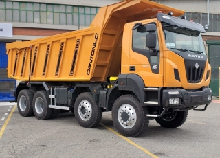 Camión dumper
Iveco ASTRA HD9 86.50 8×6,
Todos ejes Kessler,
Un motor CURSOR 13 de 500cv,
Cambio Allison con RETARDER,
GVW de 60Tn.  - Caja transfer STEYR VG2700
- Neumáticos Michelin 325/95R24
- Aire acondicionado.
- Visera.
- Avisador acústico marcha atrás.
- Barras estabilizadoras en todos los ejes.
- Espejos eléctricos y calefactados.
- ABS y ASR of-road.
- Bloqueos diferenciales, incluso primer eje.
- Cierre centralizado.
- Asiento con suspensión neumática.
- Luces Antinieblas.
- Ventanas traseras en cabina.
- Ballestas reforzadas.
- Luces rotativas naranjas.
- Escalón de inspección.
- Protector del radiador.
- Radio Bluetooth.
- Deposito ad-blue calefactado.
- Rejillas en pilotos.  Camión caja volquete CANTONI de 22m3, reforzada con acero Hardox 450 en suelo 10mm y laterales 8mm.