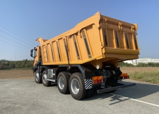 Camión dumper
Iveco ASTRA HD9 86.50 8×6,
Todos ejes Kessler,
Un motor CURSOR 13 de 500cv,
Cambio Allison con RETARDER,
GVW de 60Tn.  - Caja transfer STEYR VG2700
- Neumáticos Michelin 325/95R24
- Aire acondicionado.
- Visera.
- Avisador acústico marcha atrás.
- Barras estabilizadoras en todos los ejes.
- Espejos eléctricos y calefactados.
- ABS y ASR of-road.
- Bloqueos diferenciales, incluso primer eje.
- Cierre centralizado.
- Asiento con suspensión neumática.
- Luces Antinieblas.
- Ventanas traseras en cabina.
- Ballestas reforzadas.
- Luces rotativas naranjas.
- Escalón de inspección.
- Protector del radiador.
- Radio Bluetooth.
- Deposito ad-blue calefactado.
- Rejillas en pilotos.  Camión caja volquete CANTONI de 22m3, reforzada con acero Hardox 450 en suelo 10mm y laterales 8mm.