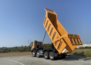 Camión dumper
Iveco ASTRA HD9 86.50 8×6,
Todos ejes Kessler,
Un motor CURSOR 13 de 500cv,
Cambio Allison con RETARDER,
GVW de 60Tn.  - Caja transfer STEYR VG2700
- Neumáticos Michelin 325/95R24
- Aire acondicionado.
- Visera.
- Avisador acústico marcha atrás.
- Barras estabilizadoras en todos los ejes.
- Espejos eléctricos y calefactados.
- ABS y ASR of-road.
- Bloqueos diferenciales, incluso primer eje.
- Cierre centralizado.
- Asiento con suspensión neumática.
- Luces Antinieblas.
- Ventanas traseras en cabina.
- Ballestas reforzadas.
- Luces rotativas naranjas.
- Escalón de inspección.
- Protector del radiador.
- Radio Bluetooth.
- Deposito ad-blue calefactado.
- Rejillas en pilotos.  Camión caja volquete CANTONI de 22m3, reforzada con acero Hardox 450 en suelo 10mm y laterales 8mm.