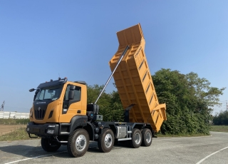 Camión dumper
Iveco ASTRA HD9 86.50 8×6,
Todos ejes Kessler,
Un motor CURSOR 13 de 500cv,
Cambio Allison con RETARDER,
GVW de 60Tn.  - Caja transfer STEYR VG2700
- Neumáticos Michelin 325/95R24
- Aire acondicionado.
- Visera.
- Avisador acústico marcha atrás.
- Barras estabilizadoras en todos los ejes.
- Espejos eléctricos y calefactados.
- ABS y ASR of-road.
- Bloqueos diferenciales, incluso primer eje.
- Cierre centralizado.
- Asiento con suspensión neumática.
- Luces Antinieblas.
- Ventanas traseras en cabina.
- Ballestas reforzadas.
- Luces rotativas naranjas.
- Escalón de inspección.
- Protector del radiador.
- Radio Bluetooth.
- Deposito ad-blue calefactado.
- Rejillas en pilotos.  Camión caja volquete CANTONI de 22m3, reforzada con acero Hardox 450 en suelo 10mm y laterales 8mm.