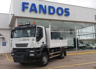 Camión de ocasión marca IVECO modelo AD190T33W,  4X4, de 330cv, del año 2007 con 134.328km con caja basculante y placa para cuña quitanieves.