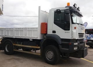 Camión de ocasión marca IVECO modelo AD190T33W,  4X4, de 330cv, del año 2007 con 134.328km con caja basculante y placa para cuña quitanieves.