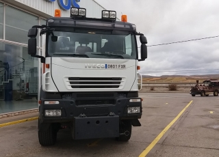 Camión de ocasión marca IVECO modelo AD190T33W,  4X4, de 330cv, del año 2007 con 134.328km con caja basculante y placa para cuña quitanieves.