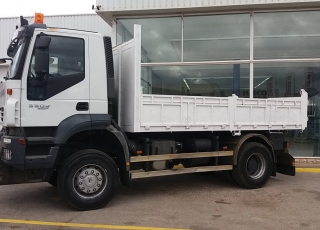 Camión de ocasión marca IVECO modelo AD190T33W,  4X4, de 330cv, del año 2007 con 134.328km con caja basculante y placa para cuña quitanieves.