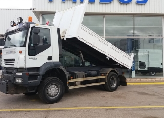 Camión de ocasión marca IVECO modelo AD190T33W,  4X4, de 330cv, del año 2007 con 134.328km con caja basculante y placa para cuña quitanieves.