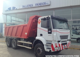 Dumper IVECO AD380T35, 6x4, año 2007, con solo 85.204km.