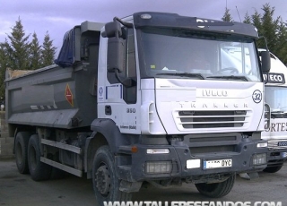 Dumper usado marca IVECO modelo Trakker AD380T35, 6x4, caja cónica.