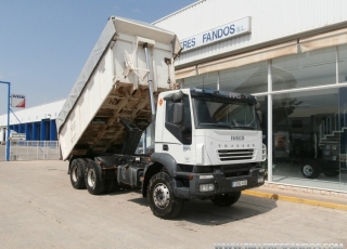 Camión dumper IVECO AD380T35, 6x4, con 156.515km, el toldo es nuevo, esta muy bien cuidado. Año 2006