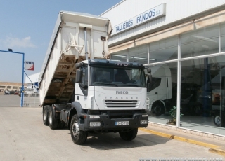 Camión dumper IVECO AD380T35, 6x4, con 156.515km, el toldo es nuevo, esta muy bien cuidado. Año 2006