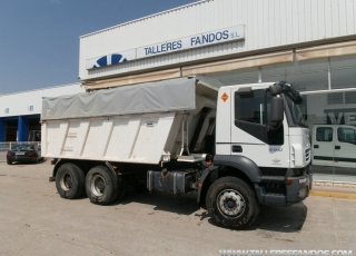 Camión dumper IVECO AD380T35, 6x4, con 156.515km, el toldo es nuevo, esta muy bien cuidado. Año 2006