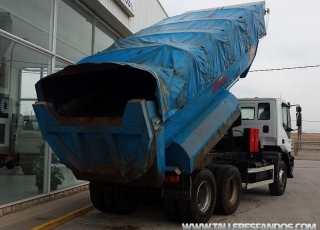 Dumper IVECO AD380T35, 6x4, del año 2006, 166.000km