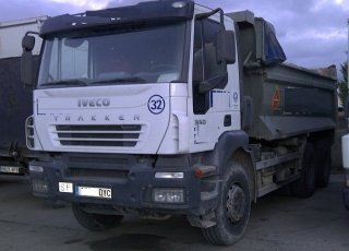 Camión dumper usado marca IVECO modelo Trakker AD380T35, 6x4, caja cónica.