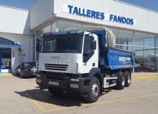 Dumper de ocasión IVECO AD380T38, 6x4 del año 2005 con caja bascualnte marca Galucho.