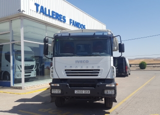 Dumper de ocasión IVECO AD380T38, 6x4 del año 2005 con caja bascualnte marca Galucho.