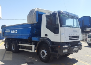 Dumper de ocasión IVECO AD380T38, 6x4 del año 2005 con caja bascualnte marca Galucho.