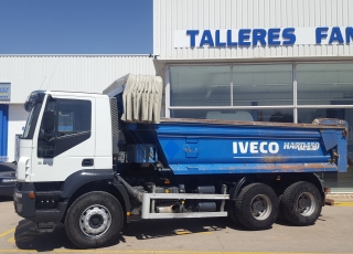 Dumper de ocasión IVECO AD380T38, 6x4 del año 2005 con caja bascualnte marca Galucho.