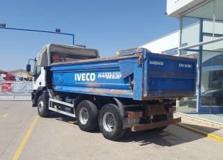 Dumper de ocasión IVECO AD380T38, 6x4 del año 2005 con caja bascualnte marca Galucho.