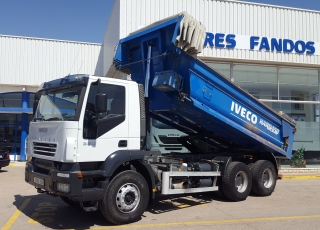 Dumper de ocasión IVECO AD380T38, 6x4 del año 2005 con caja bascualnte marca Galucho.