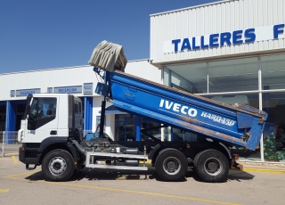 Dumper de ocasión IVECO AD380T38, 6x4 del año 2005 con caja bascualnte marca Galucho.