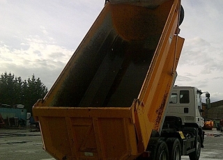 Dumper IVECO AD380T38, 6x4, manual, solo 16.000km, del año 2006