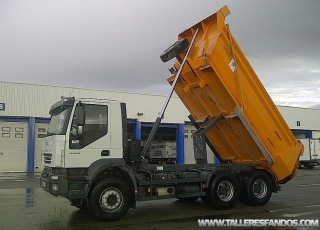 Dumper IVECO AD380T38, 6x4, manual, solo 16.000km, del año 2006