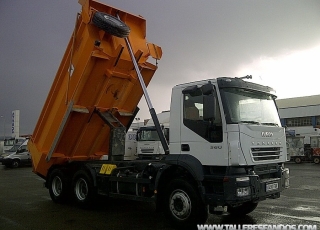 Dumper IVECO AD380T38, 6x4, manual, solo 16.000km, del año 2006