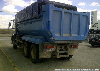 Camión Dumper IVECO AD380T38, 6x4, año 2006, 175.000km