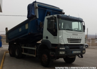 Camión dumper IVECO AD380T38W, 6x6, año 2006, 156.426km, con toldo.