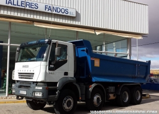 Dumper Iveco AD410T38, 8x4, año 2006, solo lleva 16.435km, ruedas en buenas condiciones, caja como nueva.