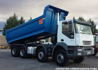 Dumper Iveco AD410T38, 8x4, año 2006, solo lleva 16.435km, ruedas en buenas condiciones, caja como nueva.