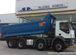 Dumper Iveco AD410T38, 8x4, año 2006, solo lleva 16.435km, ruedas en buenas condiciones, caja como nueva.