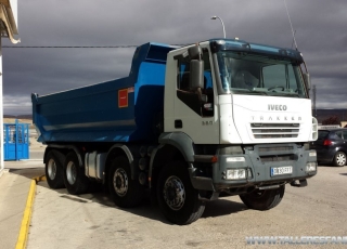 Dumper Iveco AD410T38, 8x4, año 2006, solo lleva 16.435km, ruedas en buenas condiciones, caja como nueva.