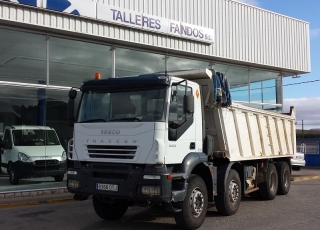 Dumper de ocasión marca IVECO modelo AD410T44, 8x4 del año 2005, con caja de 19m3, lleva enganche trasero.