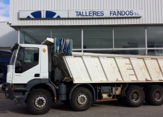 Dumper de ocasión marca IVECO modelo AD410T44, 8x4 del año 2005, con caja de 19m3, lleva enganche trasero.