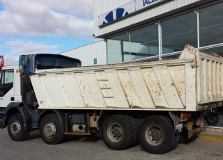 Dumper de ocasión marca IVECO modelo AD410T44, 8x4 del año 2005, con caja de 19m3, lleva enganche trasero.