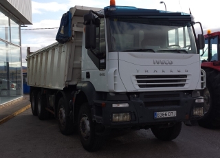 Dumper de ocasión marca IVECO modelo AD410T44, 8x4 del año 2005, con caja de 19m3, lleva enganche trasero.