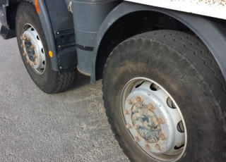 Dumper de ocasión marca IVECO modelo AD410T44, 8x4 del año 2005, con caja de 19m3, lleva enganche trasero.