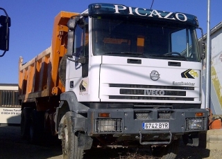 Dumper IVECO MP380E35H, 6x4 del año 2002.