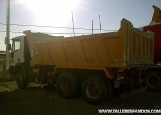 Dumper IVECO MP380E35H, 6x4 del año 2002.