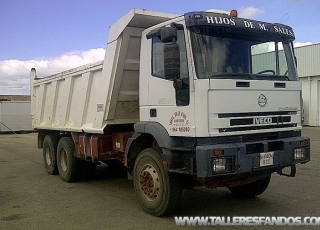 Dumper IVECO MP380E35H, 6x4 del año 2002.