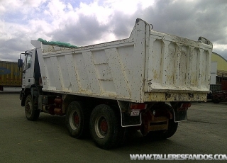 Dumper IVECO MP380E35H, 6x4 del año 2002.