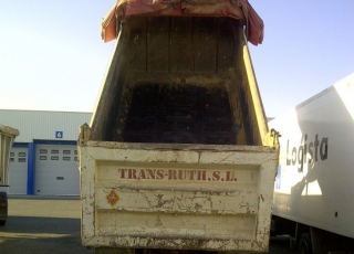 Dumper IVECO MP380E35H, 6x4 del año 2002.