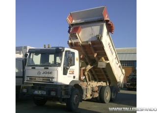 Dumper IVECO MP380E35H, 6x4 del año 2002.