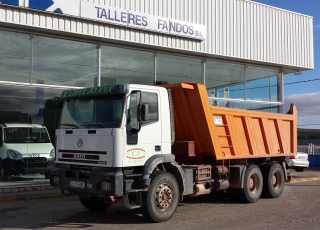 Dumper de ocasión, marca IVECO modelo MP380E38H, 6x4, del año 2002, con caja Meiller Kipper.